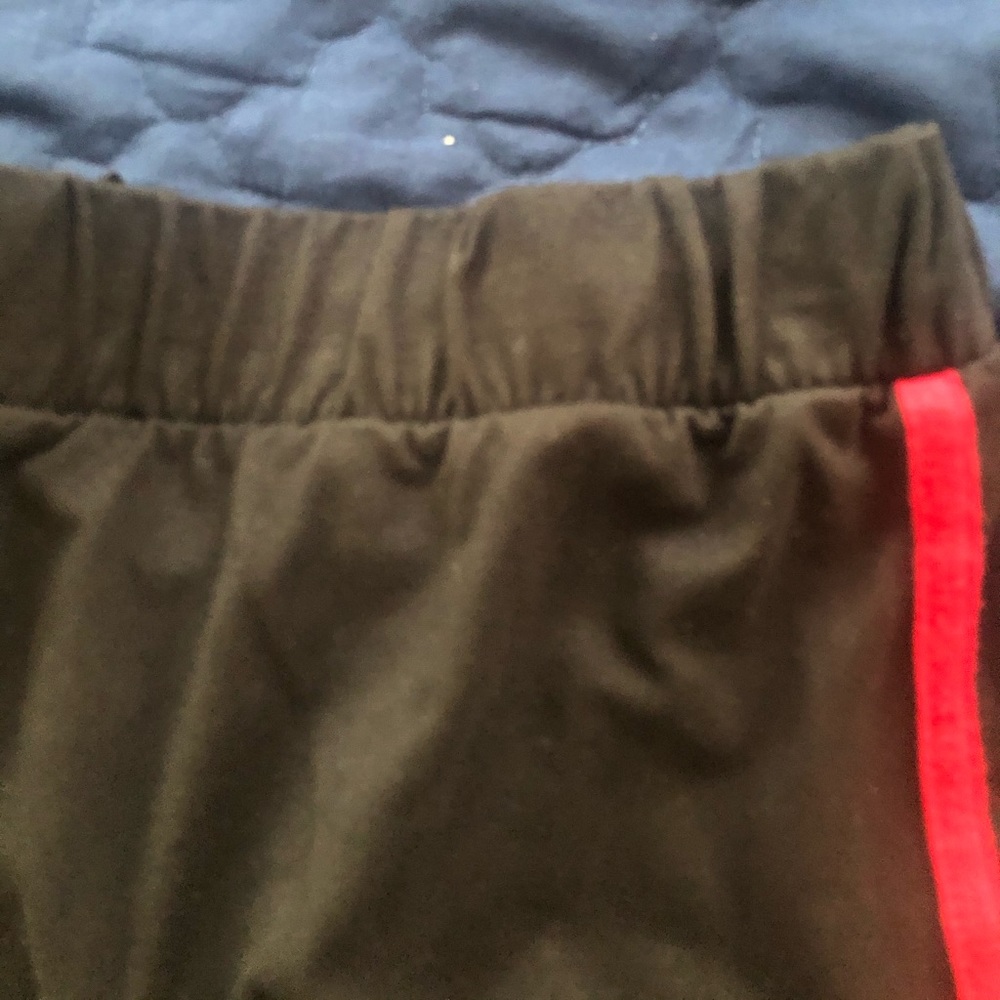 Two Piece Set. - Picture 4 of 5